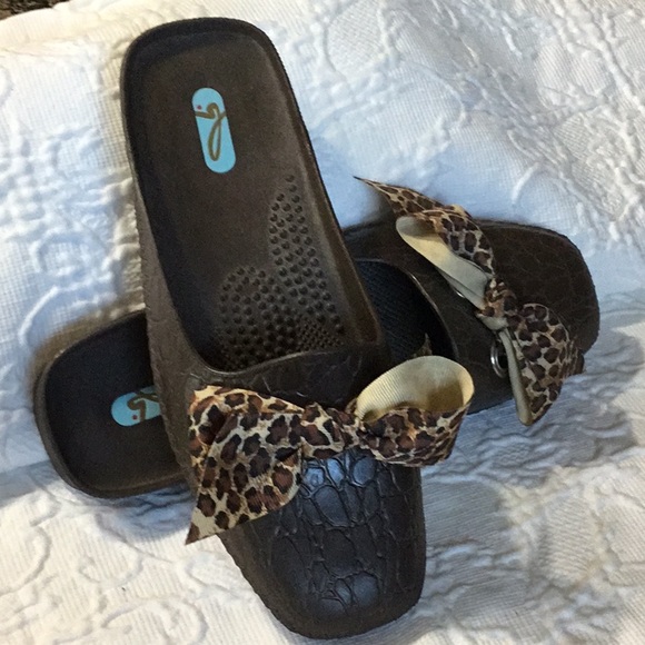 OKA b. Brown Rubber Mules w/ Animal Print Bow - Picture 1 of 3